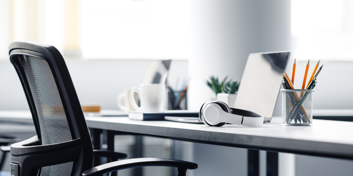 Moderner Büroarbeitsplatz mit Laptop und Headset als Symbol für zuverlässiges Internet, stabile Netzwerke und professionelle IT-Infrastruktur im Unternehmen.