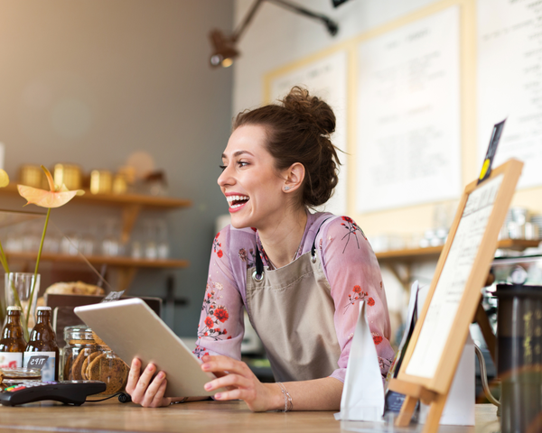 Unternehmerin arbeitet mit Tablet am Arbeitsplatz und nutzt schnelles Internet
